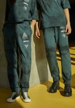 YOURTURN Wincent Weiss Unisex - Trainingsbroek - Black -YOURTURN Winkel 0e98053b2e0742d9b6b12f6ac6064306