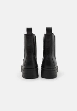 YOURTURN Korte Laarzen - Black -YOURTURN Winkel 2f64bcfc149d4989a60c56b045497a83