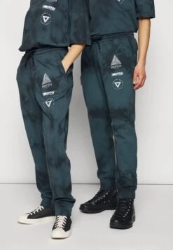 YOURTURN Wincent Weiss Unisex - Trainingsbroek - Black -YOURTURN Winkel 3fd66f9c53654e0cb7e900af39037588