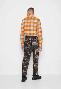 YOURTURN Phluid Unisex - Relaxed Fit Jeans - Black Denim 8 YOURTURN Phluid Unisex - Relaxed Fit Jeans - Black Denim -YOURTURN Winkel 4bc69e668d3e4e9183aebe8ece2004ad