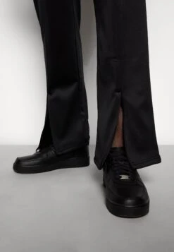 YOURTURN Unisex - Trainingsbroek - Black -YOURTURN Winkel 5c4f8c8cb63e40f79401d8fdfffc3743