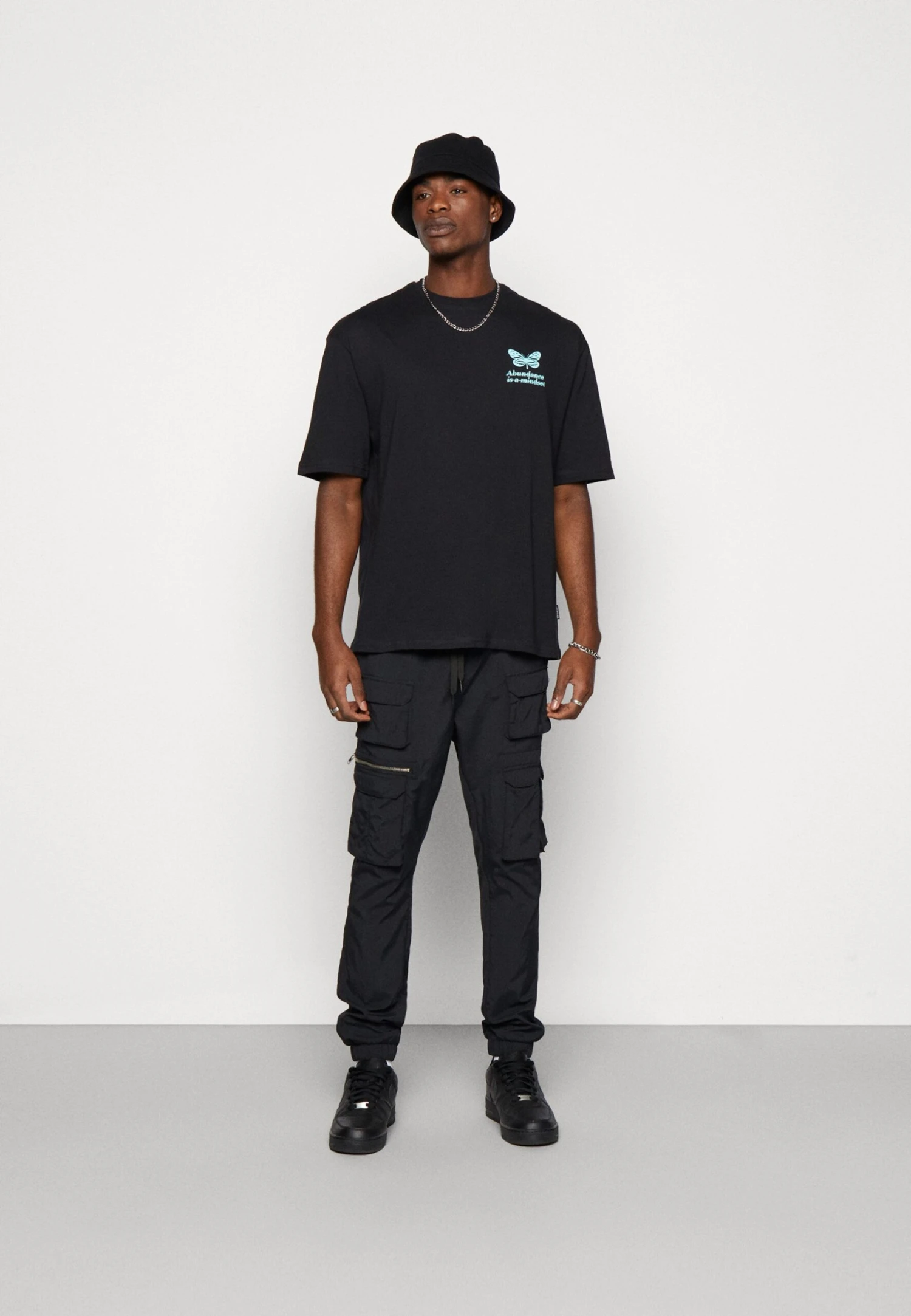 YOURTURN Chest Tee Unisex - T-Shirt Print - 802 - Black 2 YOURTURN Chest Tee Unisex - T-Shirt Print - 802 - Black - Afbeelding 2