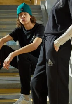 YOURTURN Wincent Weiss Basic - Trainingsbroek - Black -YOURTURN Winkel 6a05674027494daba39be921802cf4df