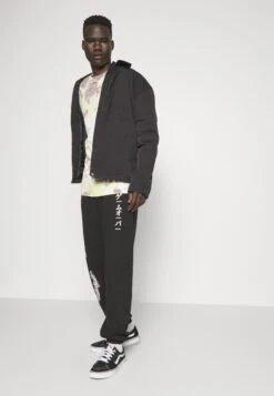 YOURTURN Unisex - Trainingsbroek - Black 9 YOURTURN Unisex - Trainingsbroek - Black -YOURTURN Winkel 8a31f87079cd4712bb3d30b299f2c3b9