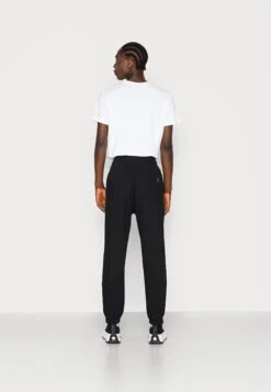 YOURTURN Unisex - Trainingsbroek - Black -YOURTURN Winkel 93239351f3ae4382bd2bf96cade29d39