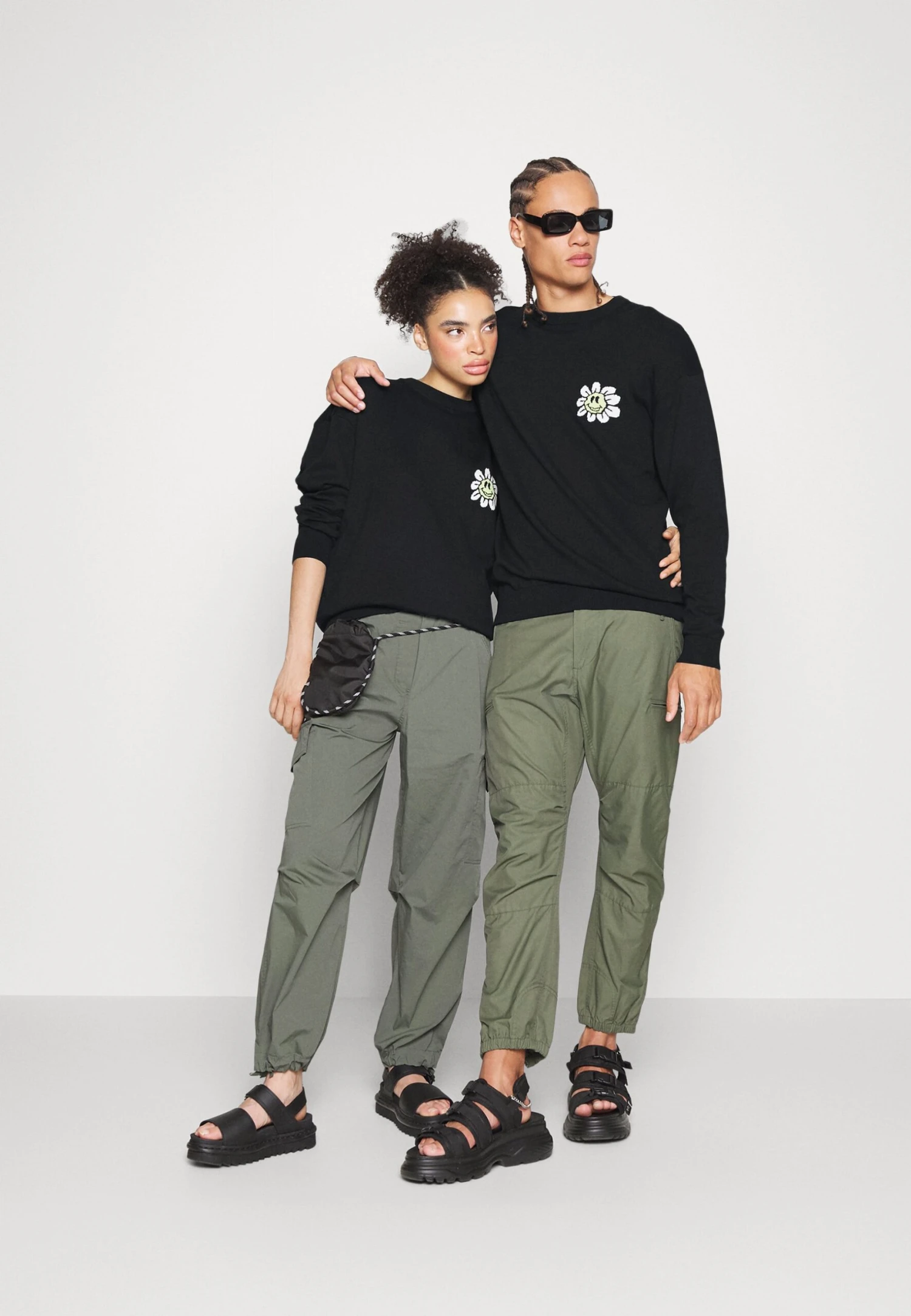 YOURTURN Crewneck With A Flower - Trui - Black 2 YOURTURN Crewneck With A Flower - Trui - Black - Afbeelding 2