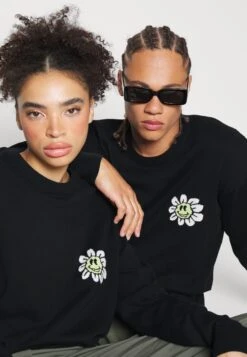 YOURTURN Crewneck With A Flower - Trui - Black 9 YOURTURN Crewneck With A Flower - Trui - Black -YOURTURN Winkel 9d443b6e1f274ec7b163906f843f21ab