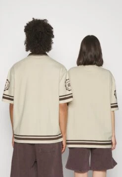 YOURTURN Unisex - Poloshirt - Off-White 9 YOURTURN Unisex - Poloshirt - Off-White -YOURTURN Winkel b655314a0de44ac7819292d4eb2f4c5b