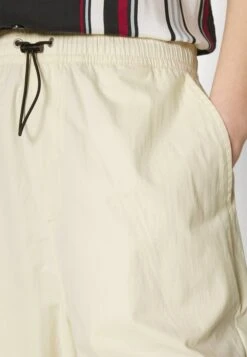 YOURTURN Genderless Parachute - Shorts - White -YOURTURN Winkel c4b7617e30964d8d94222559c32c9f62