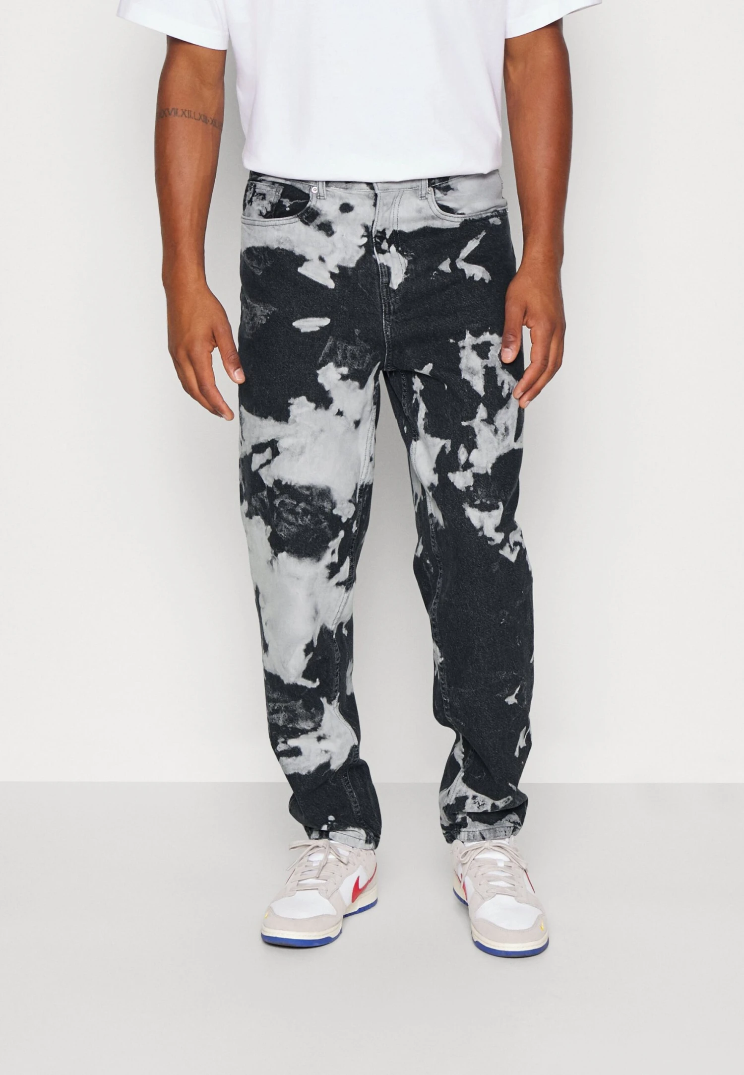 YOURTURN Unisex Moonwash Unisex - Relaxed Fit Jeans - Black 1 YOURTURN Unisex Moonwash Unisex - Relaxed Fit Jeans - Black