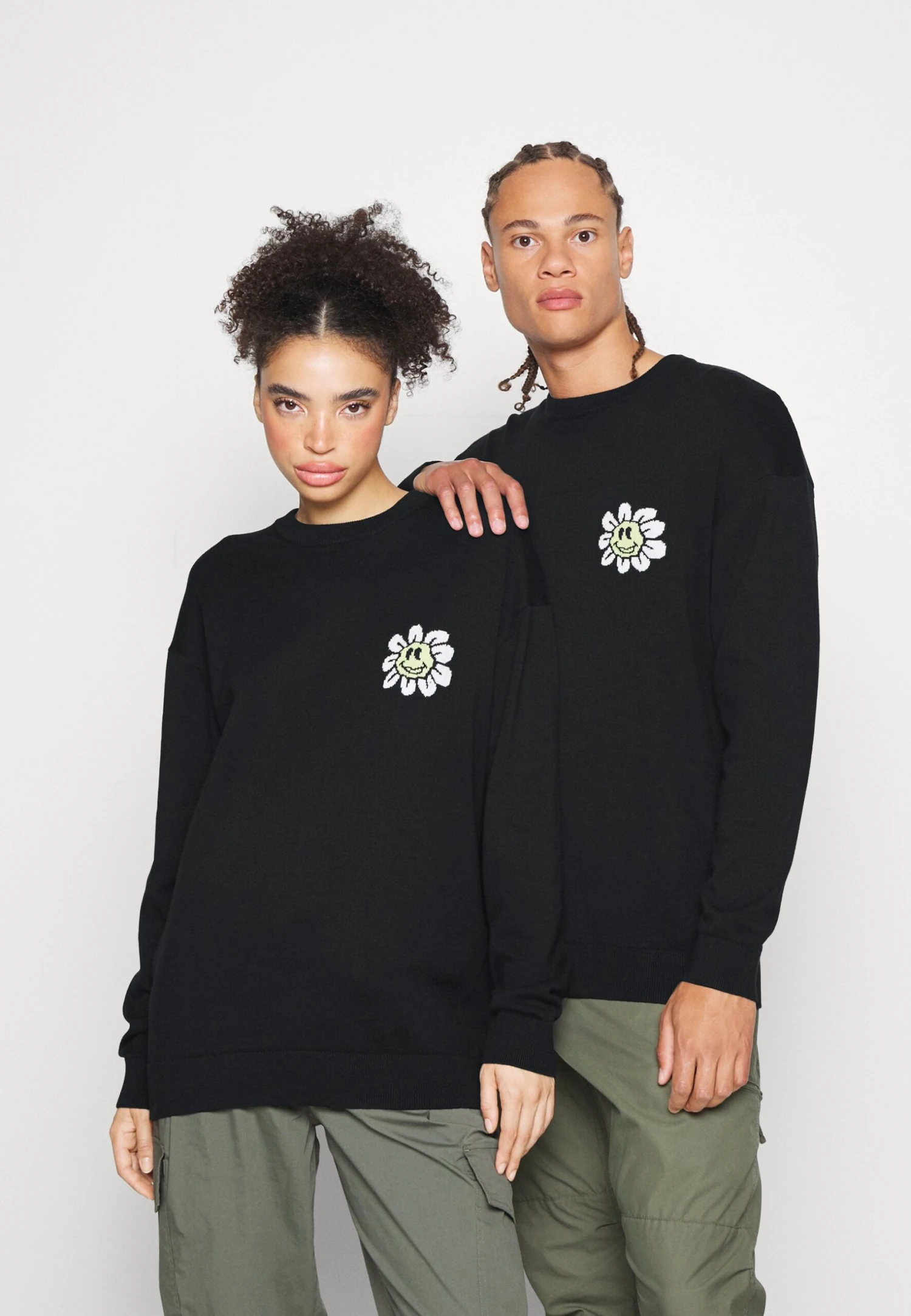 YOURTURN Crewneck With A Flower - Trui - Black 1 YOURTURN Crewneck With A Flower - Trui - Black