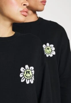 YOURTURN Crewneck With A Flower - Trui - Black 11 YOURTURN Crewneck With A Flower - Trui - Black -YOURTURN Winkel d8cd4e42eab54bfaa3e56f2e9847a549