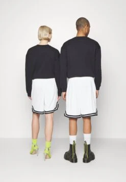 YOURTURN Unisex - Shorts - White -YOURTURN Winkel e54f457ef8e24e7c9a840a567120bedd