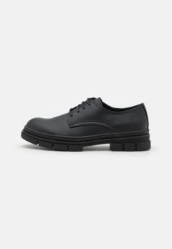 YOURTURN Winkel 26 YOURTURN Veterschoenen - Black